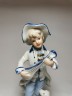 German Porcelain, Коллекционная фарфоровая статуэтка рококо с позолотой "Музыкант с собакой" 20см, 1960-1970гг.