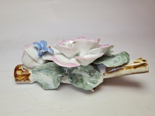 Staffordschire China Декоративная фигурка "Шикарный цветок с голубой бабочкой", 15см x 5см, Китай, 1960-70гг.