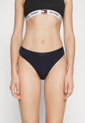 Tommy Hilfiger THONG 3 PACK Thong pink/feather white/desert sky НАБОР 3 КОМПЛЕКТА ТРЕНАЖЕЙ Стринги розовый/перо-белый/небо пустыни