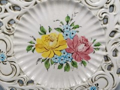 Italian Ceramic, Керамическая декоративная тарелка, прорезанная фигурная керамика по бортику, ручная роспись, 23см, Италия, 1950г.