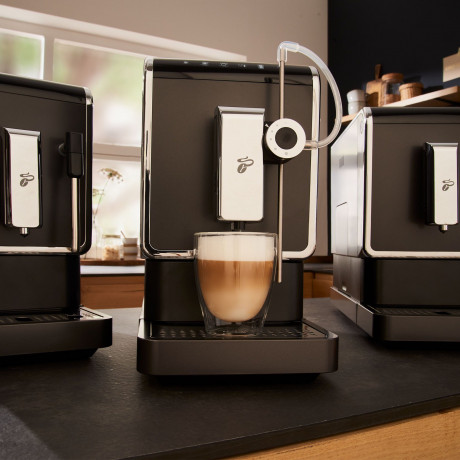 Tchibo Tchibo Kaffeevollautomat Esperto PRO mit One Touch Funktion fur Caffe Crema, Espresso und Milch, One Touch Milk System edelstahlfarben Полностью автоматическая кофемашина Tchibo Esperto PRO с функцией One Touch для приготовления кофе со сливками, э