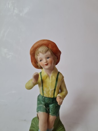 Goebel Статуэтка "Мальчик на пенечке", 14см х 6см, Германия, 1960-70гг.