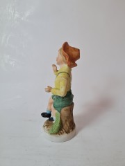 Goebel Статуэтка &quot;Мальчик на пенечке&quot;, 14см х 6см, Германия, 1960-70гг.