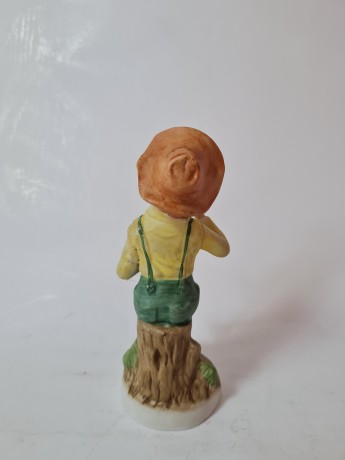 Goebel Статуэтка "Мальчик на пенечке", 14см х 6см, Германия, 1960-70гг.