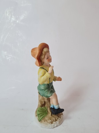 Goebel Статуэтка "Мальчик на пенечке", 14см х 6см, Германия, 1960-70гг.