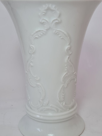 Ваза винтажная Im Still Royal KPM Bavaria с объемным растительным декором, ручная работа, средняя, фарфор, Германия, 1970-80гг.