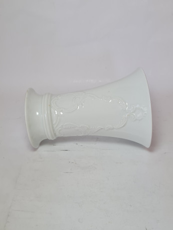 Ваза винтажная Im Still Royal KPM Bavaria с объемным растительным декором, ручная работа, средняя, фарфор, Германия, 1970-80гг.