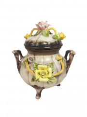 Ваза винтажная Bassano с крышкой, на ножках, украшенная объемными цветами, керамика, 18 см, Италия, 1960-70гг.