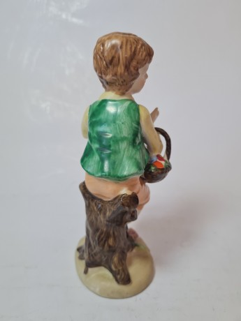 Статуэтка винтажная Goebel "Мальчик в яркой одежде с корзиной цветов", фарфор, 15 x 7см, Германия, 1960-70гг.