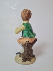 Статуэтка винтажная Goebel &quot;Мальчик в яркой одежде с корзиной цветов&quot;, фарфор, 15 x 7см, Германия, 1960-70гг.