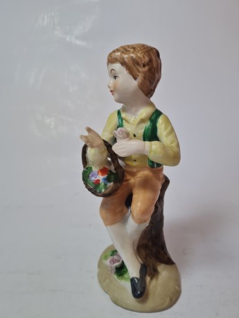 Статуэтка винтажная Goebel "Мальчик в яркой одежде с корзиной цветов", фарфор, 15 x 7см, Германия, 1960-70гг.