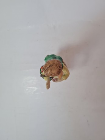 Статуэтка винтажная Goebel "Мальчик в яркой одежде с корзиной цветов", фарфор, 15 x 7см, Германия, 1960-70гг.