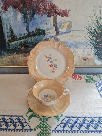 Hellbraune Porzellan Чайное трио "Полевые цветы" с желтым ободком и фактурным краем, Германия, 1960-70гг.