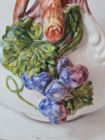 Белая керамическая корзина с декором в виде винограда Bassano Italy, 28 x 19 x 23 см, Италия, 1960-70гг.