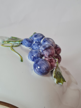 Белая керамическая корзина с декором в виде винограда Bassano Italy, 28 x 19 x 23 см, Италия, 1960-70гг.