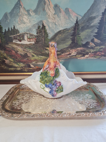 Белая керамическая корзина с декором в виде винограда Bassano Italy, 28 x 19 x 23 см, Италия, 1960-70гг.