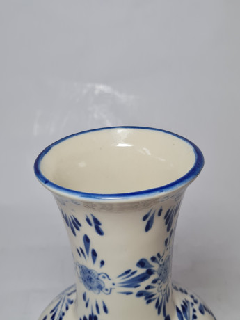 Delfts Винтажная ваза, белый фарфор с голубым рисунком и цветочным декором, 18 x 11,5 см, Германия, 1960-70гг.