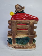 Статуэтка винтажная ARPC Romania "Мужчина с кувшином и зонтиком на лавке", 13 x 10 x 20 см, Румыния, 1960-70гг.