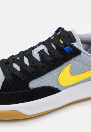 Nike SB ADVERSARY UNISEX Sneaker low black/yellow strike/wolf grey/white/light brown/hyper royal ADVERSARY UNISEX Низкие кроссовки женские черный/желтый забастовка/серый волк/белый/светло-коричневый/гипер королевский