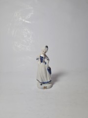 Винтажная фарфоровая статуэтка женщины в викторианском стиле с позолотой, 4см x 11см, Германия, 1960-70гг.