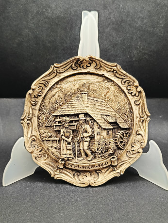 Панно декоративное винтажное Collectible Vtg. с изображением мужчины и женщины в Шварцвальде, резьба по дереву, 15 см, Германия, 1970-80гг.