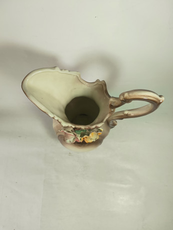 Ваза-кувшин винтажная Bassano большая, украшенная объемными розами, керамика, 29.5 см, Италия, 1960-70гг.