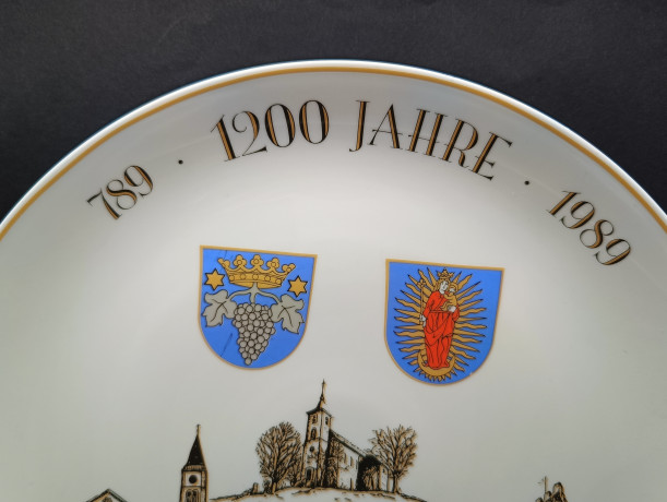 Тарелка декоративная винтажная Sophienthal "1200 лет Громбаху", юбилейная, фарфор, 30 см, Германия, 1989 год.