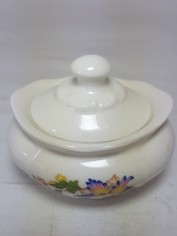 Вазочка с крышкой Aynsley, английский костяной фарфор "Цветы и бабочки", 7 x 5,5 x 6 см, Англия, 1960-70гг.